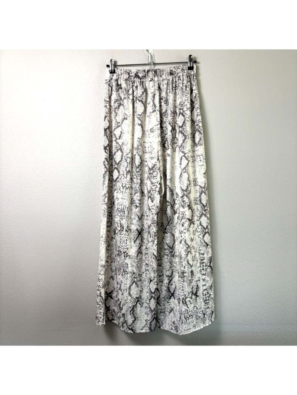 Gianni Bini Wide Leg Pants Womens S Gray Cream Snake Skin Print Pull On NWT - Picture 3 of 9
